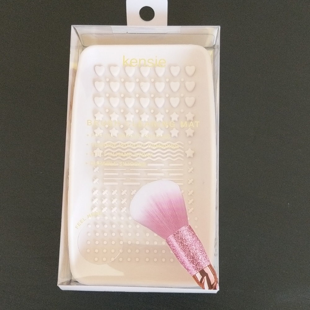 Brush cleansing pad